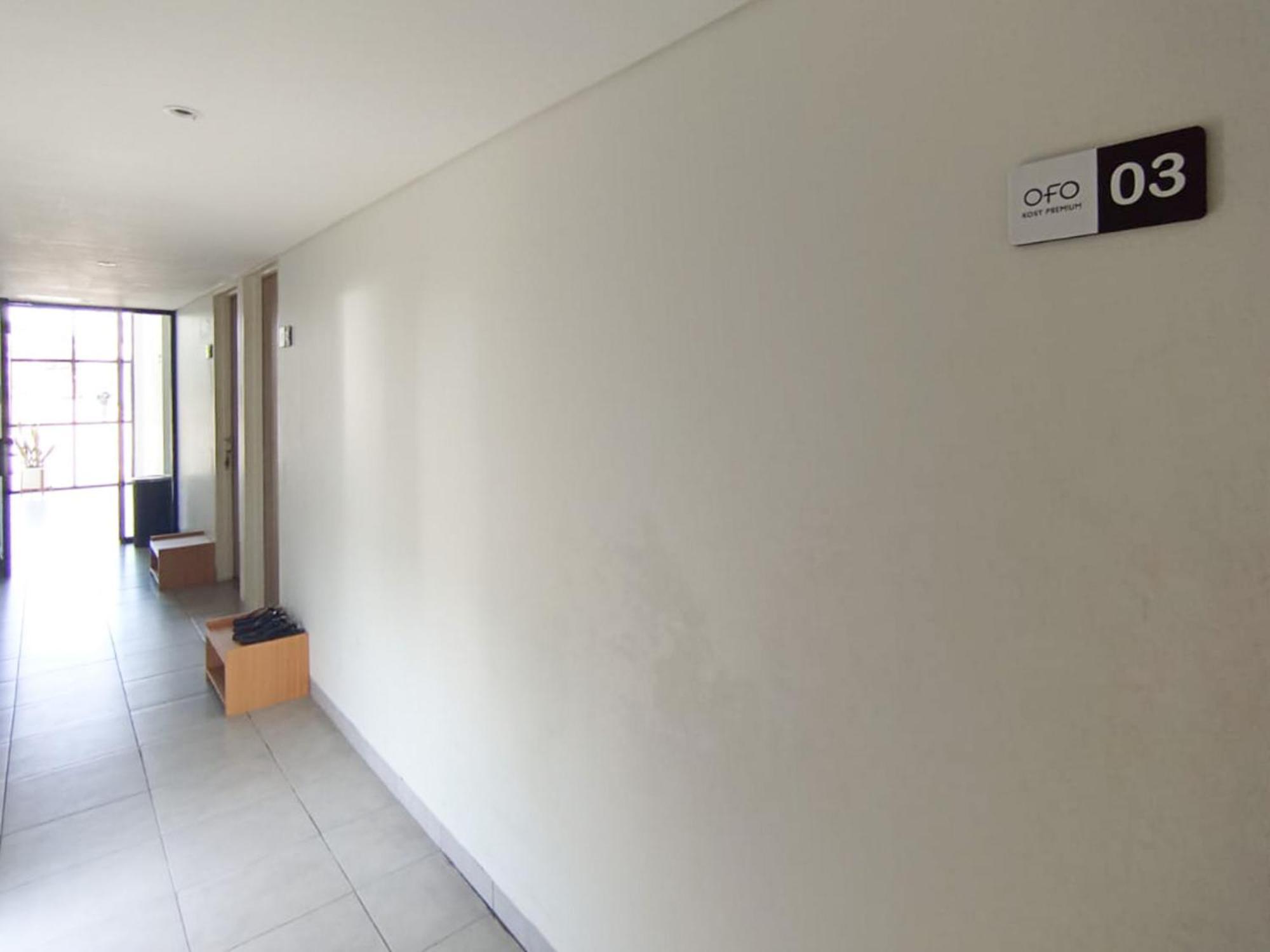 Отель Ofo Kost Premium Kampung Inggris Pare Syariah Mitra Reddoorz Экстерьер фото