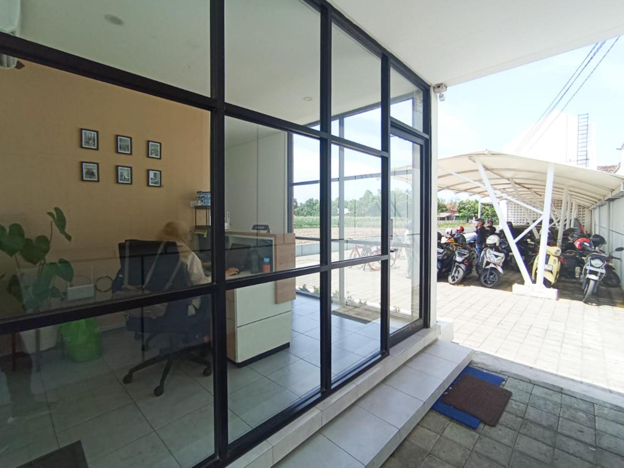 Отель Ofo Kost Premium Kampung Inggris Pare Syariah Mitra Reddoorz Экстерьер фото