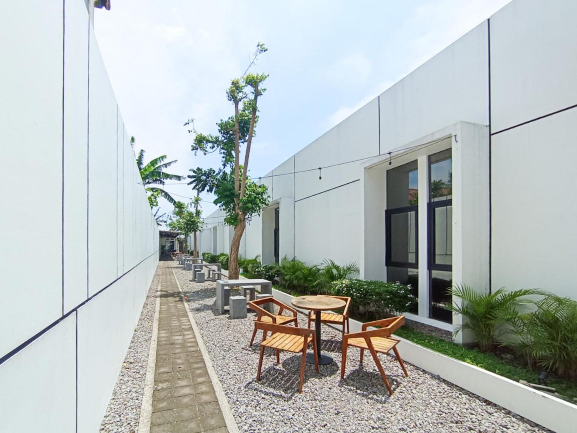 Отель Ofo Kost Premium Kampung Inggris Pare Syariah Mitra Reddoorz Экстерьер фото