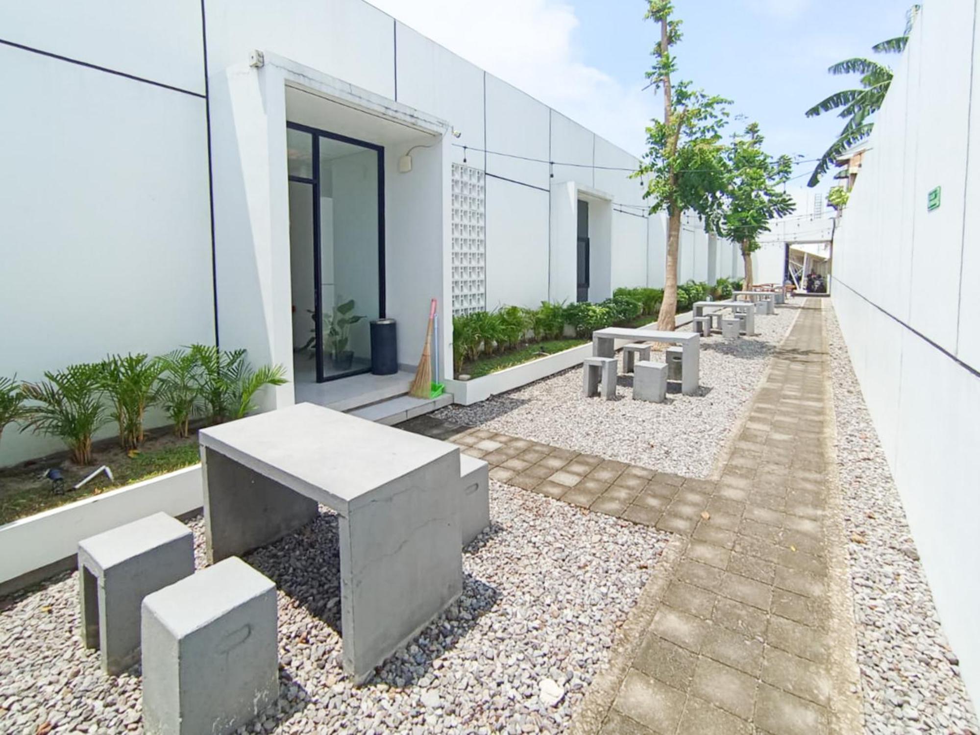 Отель Ofo Kost Premium Kampung Inggris Pare Syariah Mitra Reddoorz Экстерьер фото