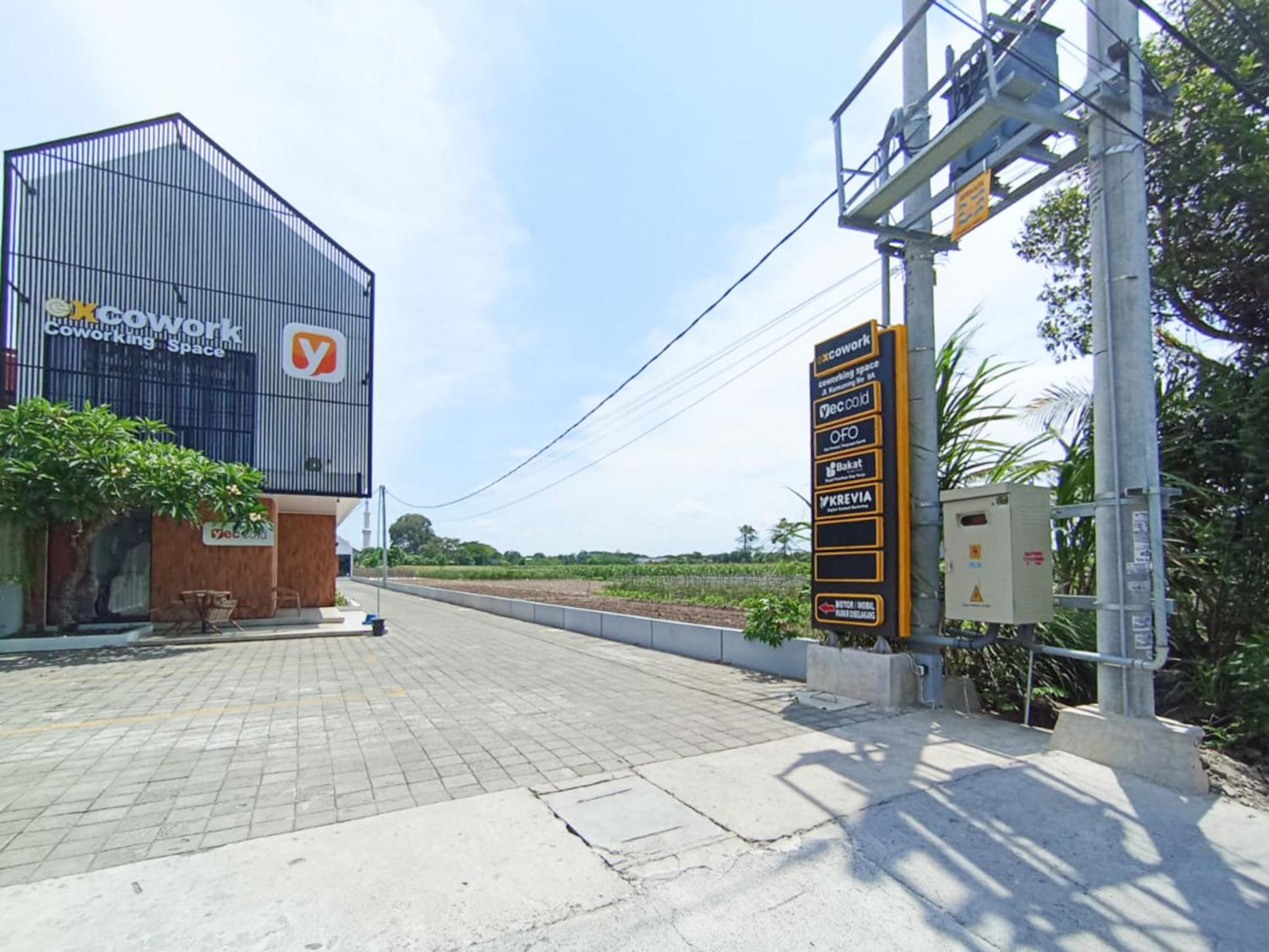 Отель Ofo Kost Premium Kampung Inggris Pare Syariah Mitra Reddoorz Экстерьер фото