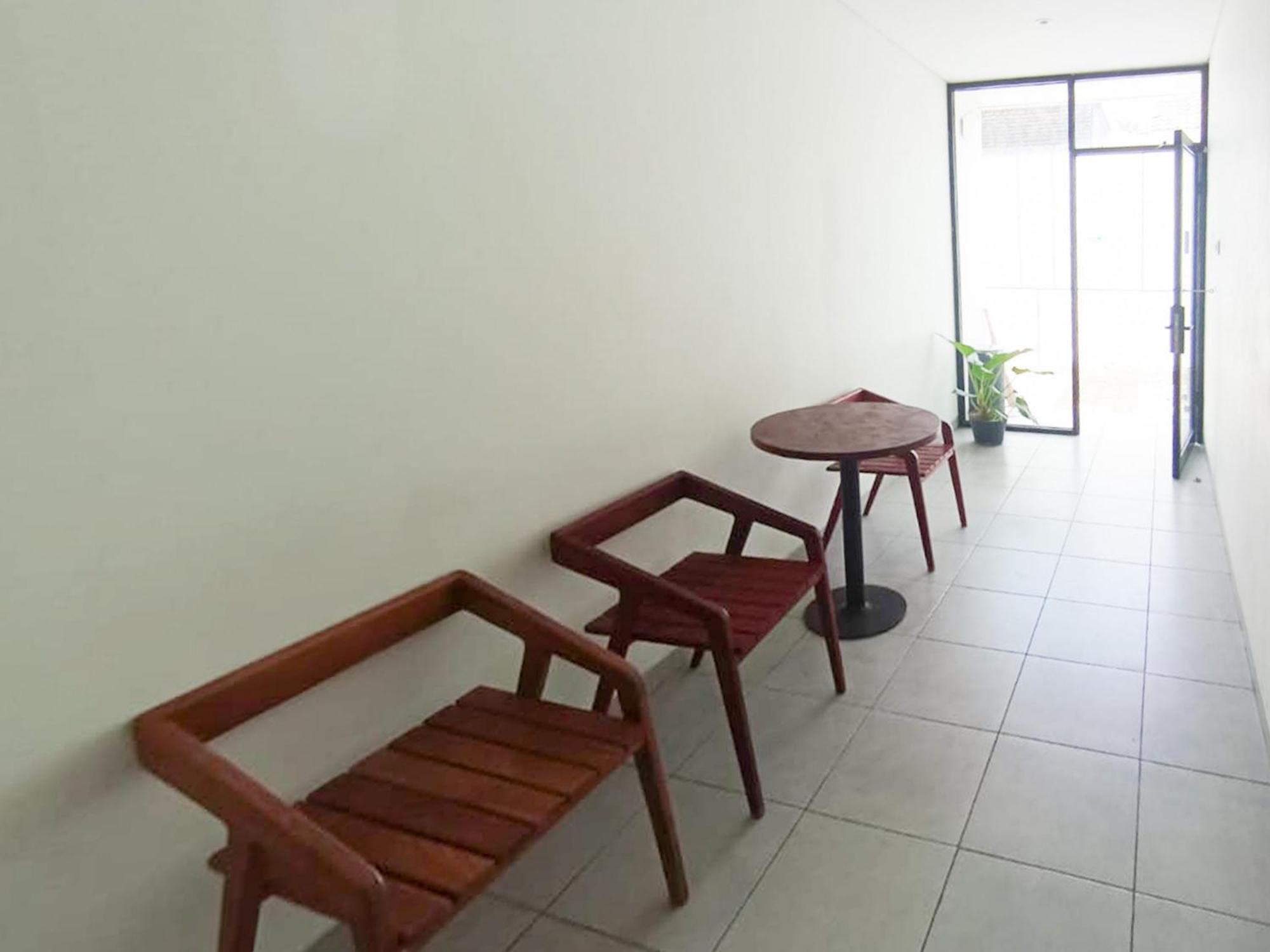 Отель Ofo Kost Premium Kampung Inggris Pare Syariah Mitra Reddoorz Экстерьер фото