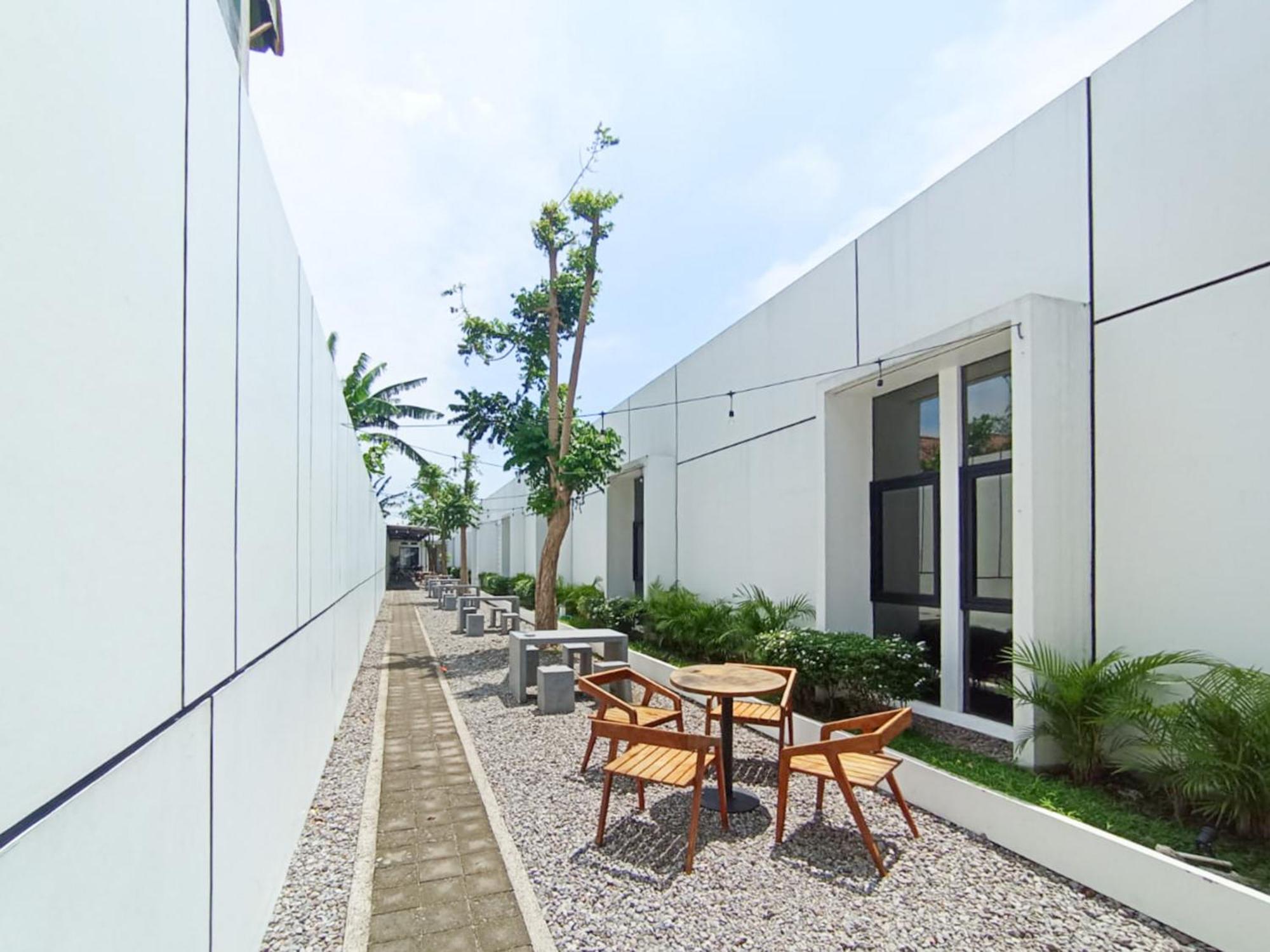 Отель Ofo Kost Premium Kampung Inggris Pare Syariah Mitra Reddoorz Экстерьер фото